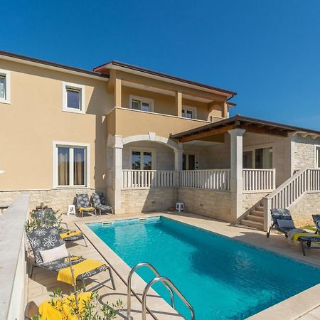 Villa Mit Eingezaeuntem Garten Und Panoramablick Tinjan Esterno foto