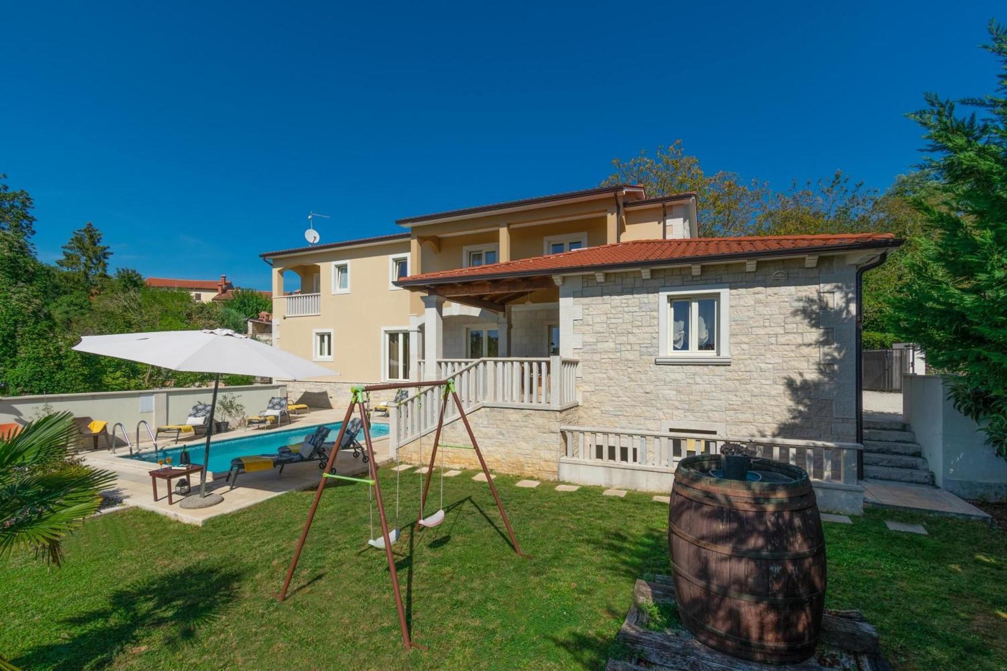 Villa Mit Eingezaeuntem Garten Und Panoramablick Tinjan Esterno foto