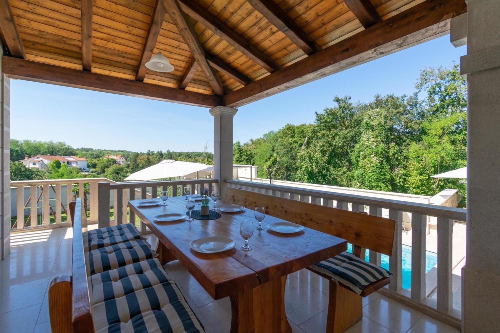Villa Mit Eingezaeuntem Garten Und Panoramablick Tinjan Esterno foto