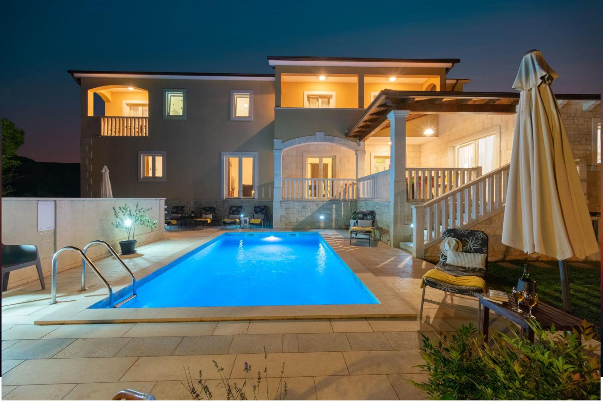 Villa Mit Eingezaeuntem Garten Und Panoramablick Tinjan Esterno foto
